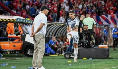 Guillermo Paiva se acerca al técnico Alfredo Arias tras ser sustituido en el partido contra el Medellín.