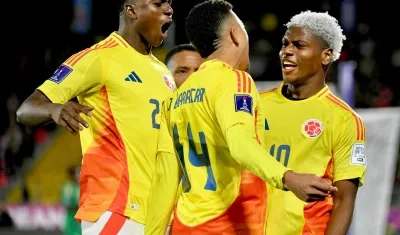 Neiser Villarreal y Jordan Barrera celebran con Óscar Perea, autor del gol del triunfo de Colombia.