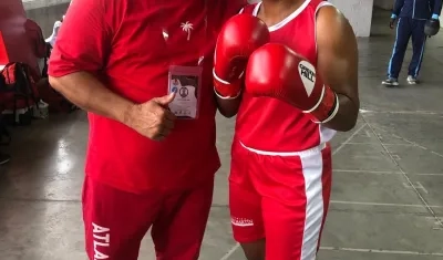 Raúl Pinzón, entrenador departamental, junto a la boxeadora Melani Pérez. 