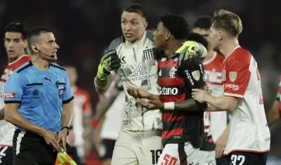 Gonzalo Plata abandona la cancha tras ser expulsado por el árbitro colombiano Andrés Rojas. 
