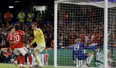 La pelota impulsada por el colombiano Richard Ríos entra a la portería del Benfica. 