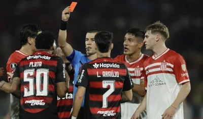 El árbitro colombiano Andrés Rojas al momento de expulsar a Gonzalo Plata, de Flamengo.