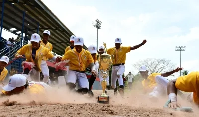 La celebración de los peloteros de Sabanalarga tras conquistar el título. 