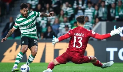 Luis Suárez en un mano a mano con Andre Ferreira, portero del Moreirense.