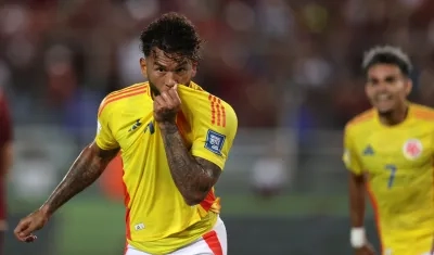 Luis Suárez celebra uno de sus goles contra Venezuela.