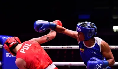 La colombiana Valeria Arboleda (azul) intenta conectar a la polaca Julia Szemereta