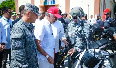 Gobernador Verano en la entrega de motocicletas en Sabanagrande.