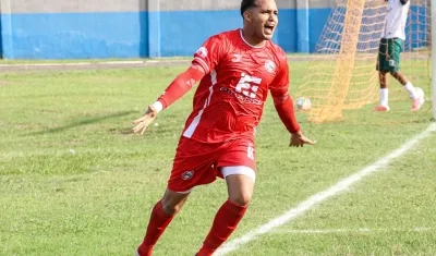 El atacante Víctor García celebra su gol contra Paz y Futuro. 