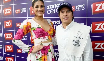 María José Villa, anfitriona del festival, y el alcalde de Polonuevo, Óscar Avilez.