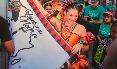 La Reina Michelle izando la bandera del grupo 'Fuera negra'. 