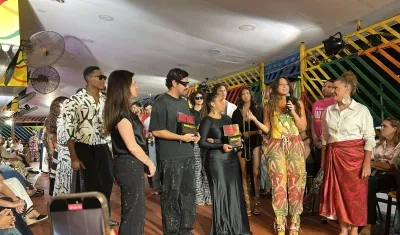 La primera dama Katia Nule entregando premios a diseñadores, junto a la Reina del Carnaval Michelle Char y Madelaine Certain, gerente de Proyectos Especiales.