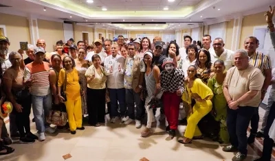 Hacedores, artistas y gestores tras la firma. 