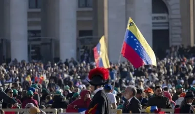 Fieles con banderas de Venezuela en la ceremonia de canonización.