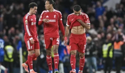 Lamento de los jugadores del Liverpool en Stamford Bridge.