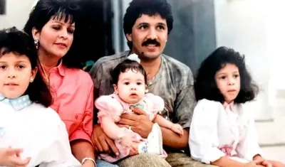 Rafael Orozco junto a su esposa, Clara Cabello, y sus hijas, Wendy, Loraine y Kelly Johanna.