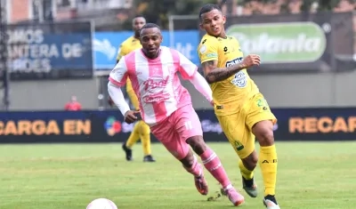 Acción de juego del partido entre Envigado y Bucaramanga.