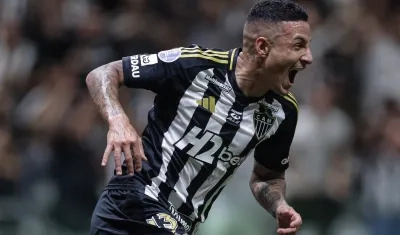 Guilherme Arana festeja su tanto.