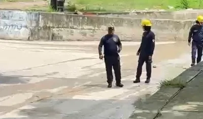 Bomberos en el arroyo El Salao. 