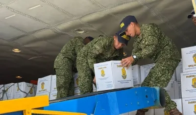 Momento del embarque de las ayudas humanitarias. 