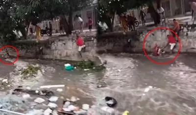 Momento del rescate del niño en el arroyo Don Juan. 