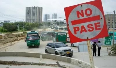 Bus de Sobusa transitando por el sector entre el edificio LivinnX y el Centro Comercial Le Champ.