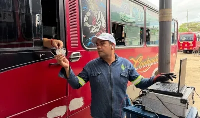 Prueba de emisión de gases a buses.