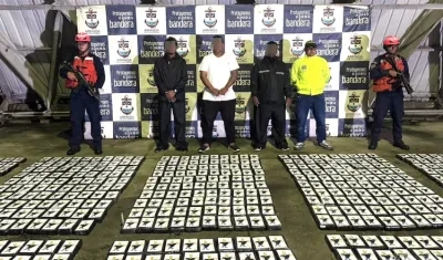 La Armada incautó la droga y capturó a tres hombres. 