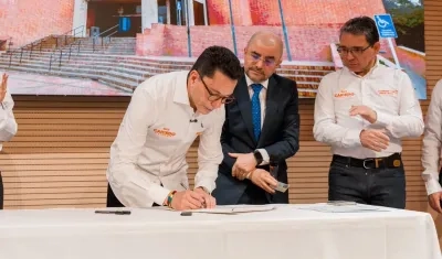 Carlos Caicedo en la inscripicón de su comité de firmas.