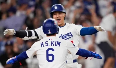 Los Dodgers celebrando su triunfo ante los Filis.