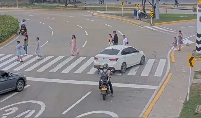 Conductor de vehículo pasando el semáforo en rojo.