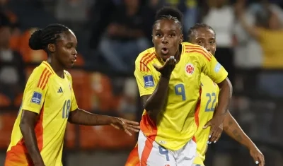 Celebración de las jugadoras de la selección Colombia tras uno de los goles. 