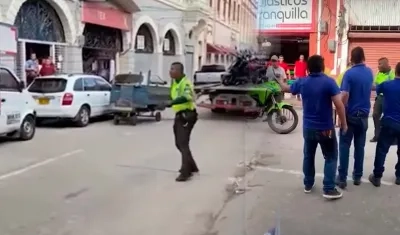 Momento de agresión al patrullero de la policía.