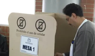 Iván Cepeda al momento de votar.