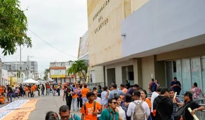Simpatizantes de uno de los candidatos a las afueras de la Gobernación del Atlántico, en donde se lleva a cabo la sesión del Consejo Superior de Uniatlántico.