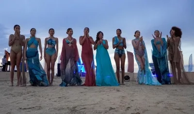 La diseñadora Carmen Belissa junto a las modelos de 'Alas del mar'.