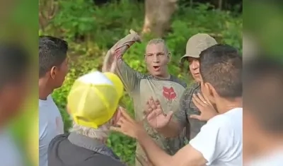 Discusión entre la comunidad y ocupantes de los mencionados vehículos. 