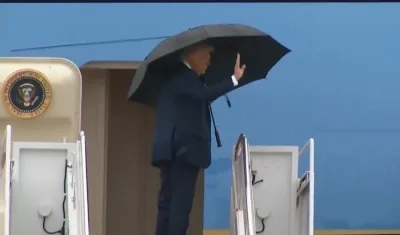 Donald Trump abordando el Air Force One
