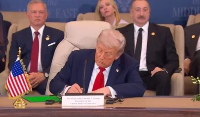 Donald Trump firmando el fin de la guerra en Gaza.