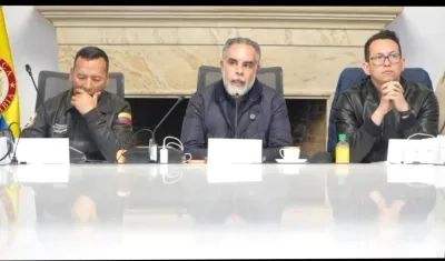 El Ministro del Interior Armando Benedetti, con el MinDefensa y el Viceministro del Interior