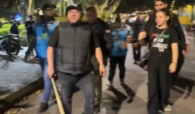 El concejal de Medellín, Andrés 'Gury' Rodríguez, con un bate en mano.