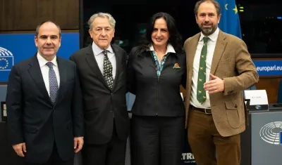 El director del Centro Democrático, Gabriel Vallejo, y la senadora y precandidata presidencial, María Fernanda Cabal, en el Parlamento Europeo.