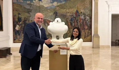 El exjefe paramilitar Salvatore Mancuso y la directora del Dapre, Angie Rodríguez.