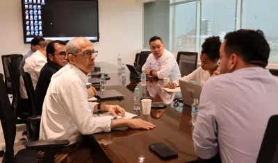 El gerente de Gecelca, Andrés Yabrudy, conversando con el ministro de Minas y Energía, Edwin Palma.