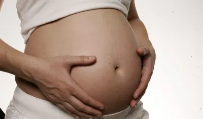 Una mujer embarazada. 