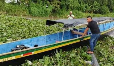 Embarcación varada esta tarde en el acceso a Nueva Venecia