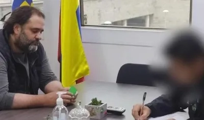 El empresario Felipe Rocha Medina al entregarse a la Fiscalía, en Bogotá.
