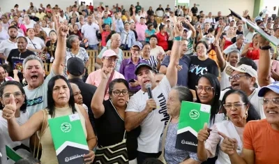 Alcalde Char durante la entrega de los títulos de propiedad a los beneficiarios. 
