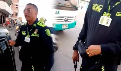 Intendente de la Policía, con arma en la mano, ante un ciclista.