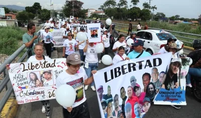 Familiares de colombianos presos en Venezuela protestando en el puente Simón Bolívar
