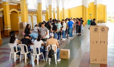 Fila para ejercer el derecho al voto en La Salle.